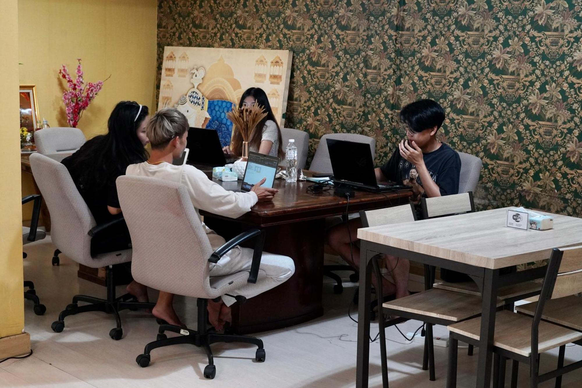 Sura Hostel Bangkok Near Mrt Phra Ram 9 外观 照片