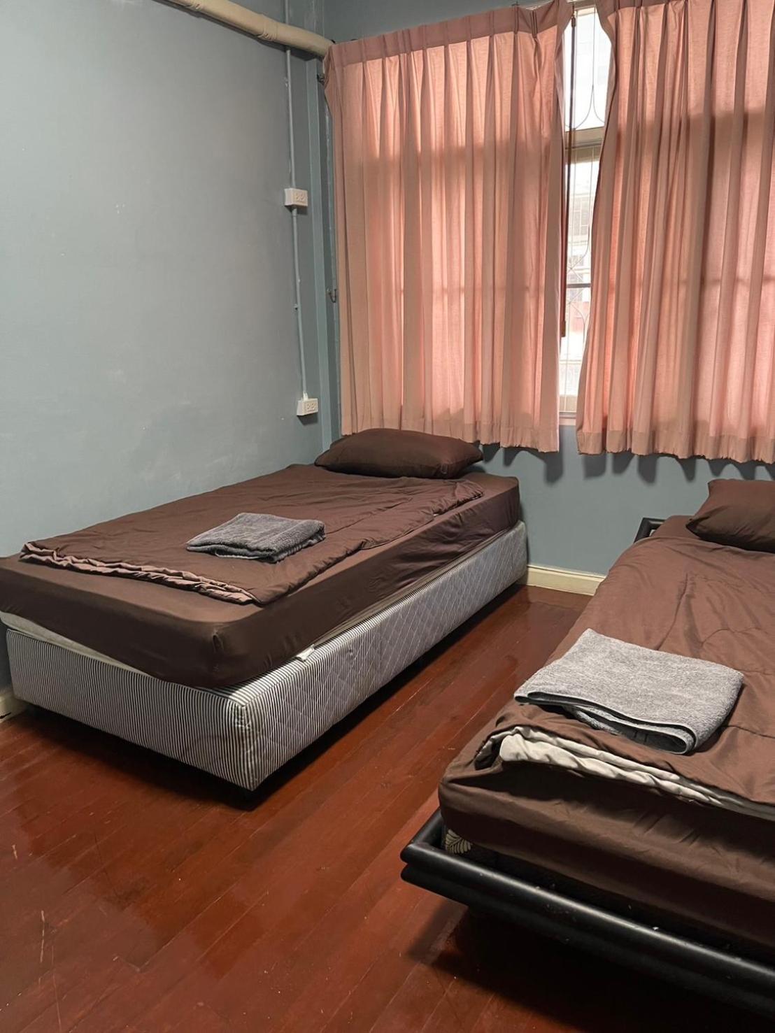 Sura Hostel Bangkok Near Mrt Phra Ram 9 外观 照片